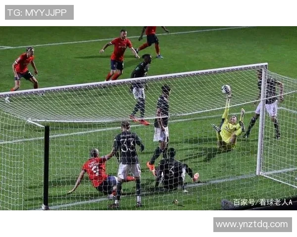 当足球巨星全力射门意外撞上球门立柱震惊全场引发热议
