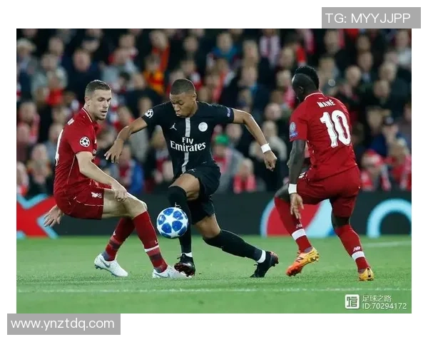 球星脚下生风展现高超控球技巧带球灵巧过杆彰显非凡实力