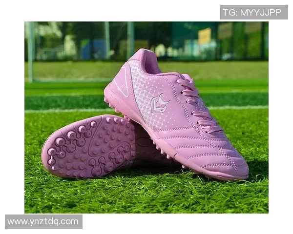 粉色足球鞋亮相赛场球星们如何驾驭这一独特配色风潮
