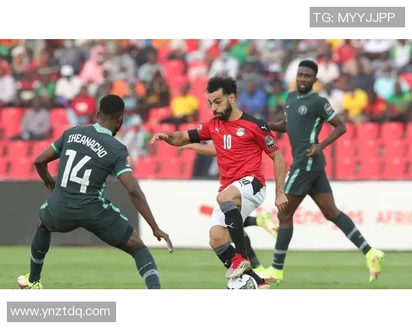 足球场上硝烟弥漫 球星对决爆发激烈冲突瞬间定格