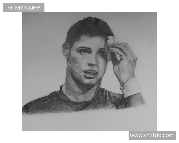 足球天王C罗经典瞬间素描艺术作品呈现完美技艺与运动魅力