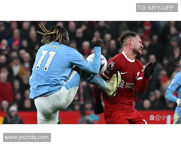 足球明星模仿裁判判罚动作引发热议挑战权威与娱乐结合的新风潮