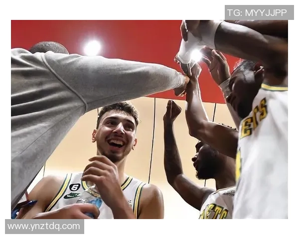 足球球员模仿NBA球星经典动作提升技巧 展现跨界运动魅力