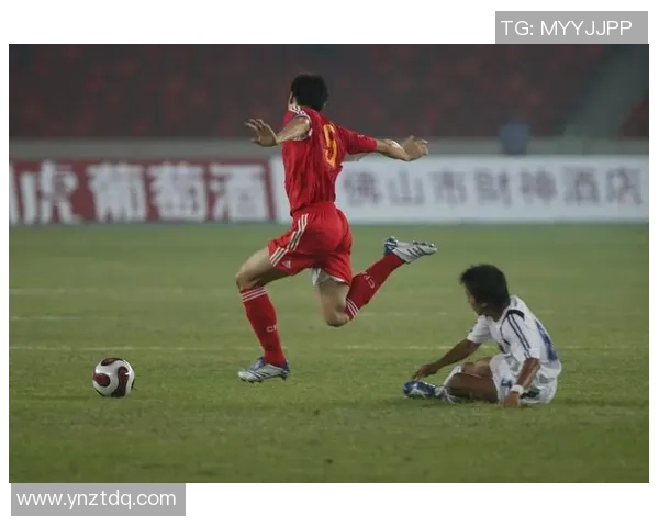 足球球星成长历程与竞技智慧启示青少年运动发展的新思路